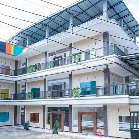 Sans Hotel Queen Batu Sumber Brantas Buitenkant foto