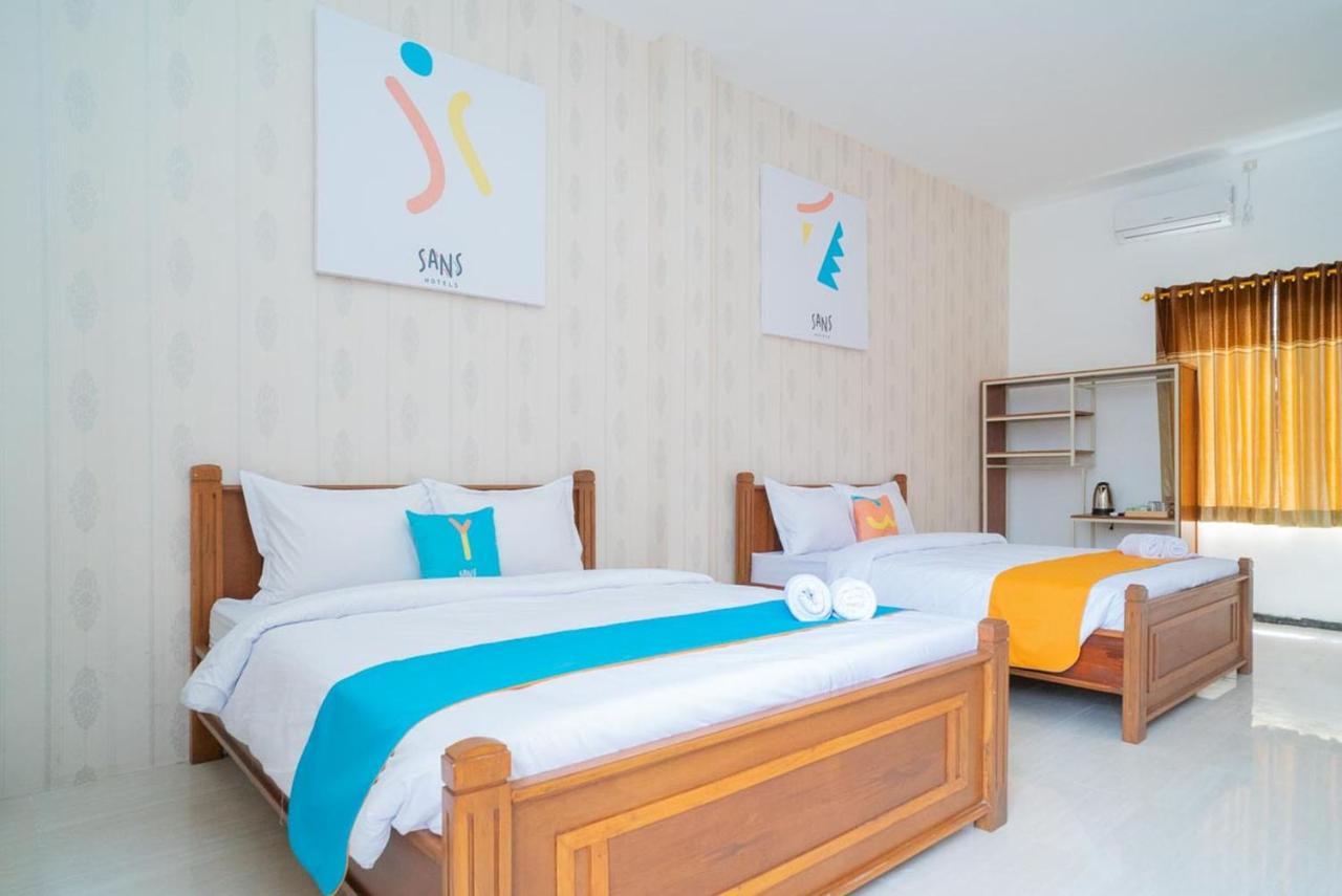 Sans Hotel Queen Batu Sumber Brantas Buitenkant foto