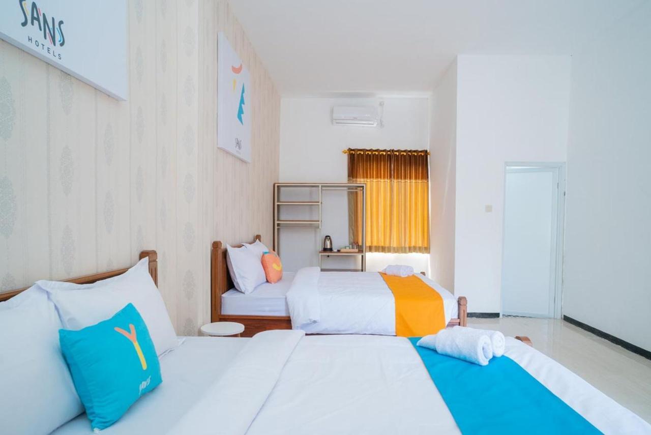 Sans Hotel Queen Batu Sumber Brantas Buitenkant foto
