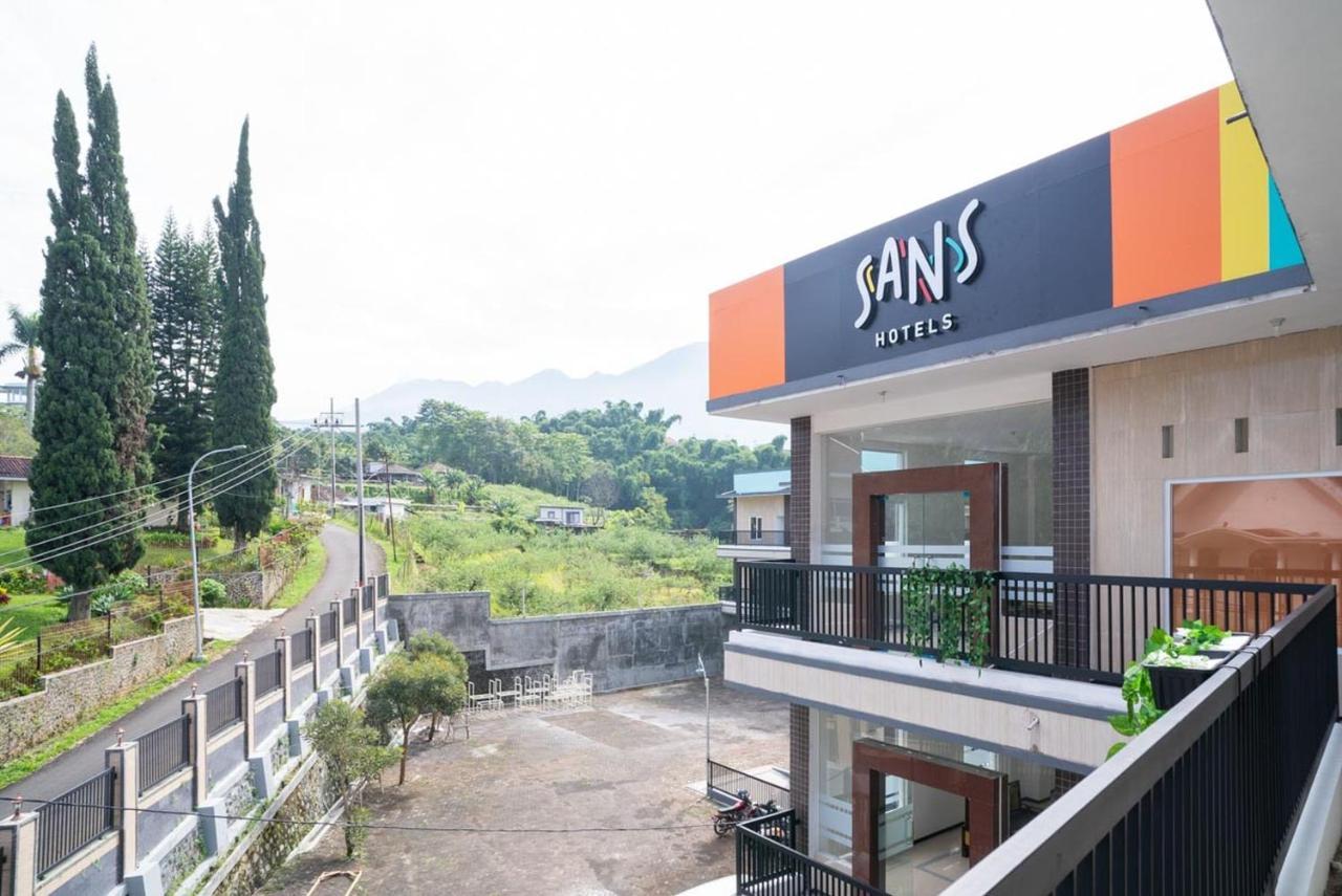 Sans Hotel Queen Batu Sumber Brantas Buitenkant foto