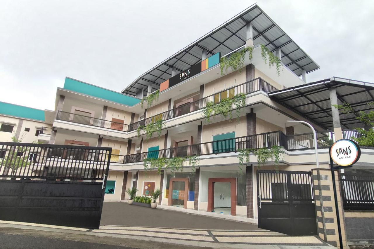 Sans Hotel Queen Batu Sumber Brantas Buitenkant foto