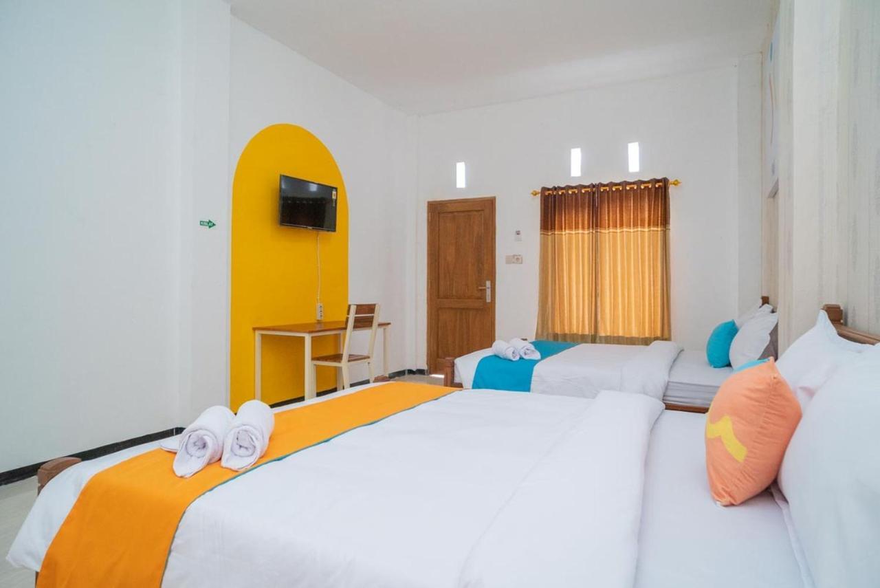 Sans Hotel Queen Batu Sumber Brantas Buitenkant foto